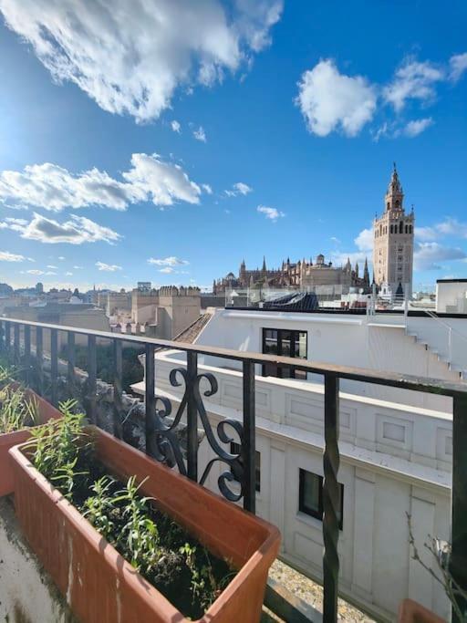 Lovely 1-Bedroom Loft With Terrace. Amazing View. Севилья Экстерьер фото